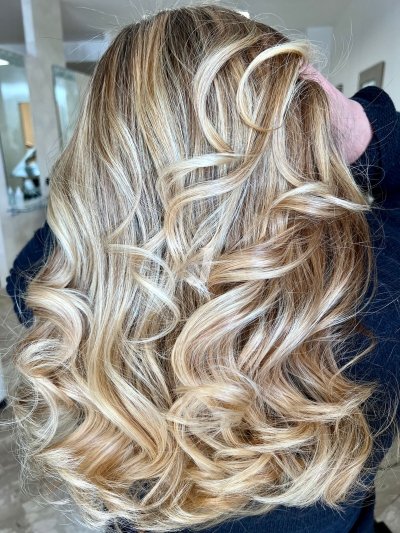 Foto di donna con capelli lunghi biondo chiarissimo perla