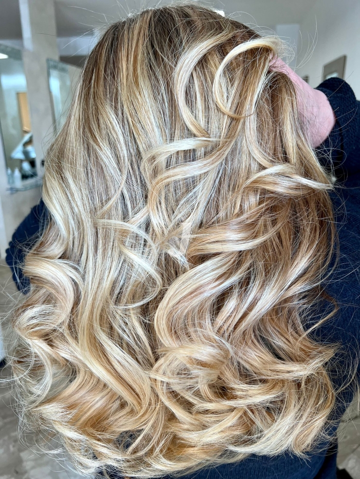 Foto di donna con capelli lunghi biondo chiarissimo perla