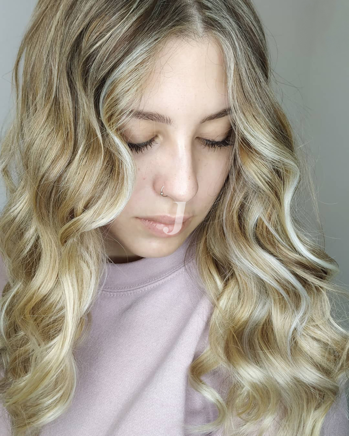 Foto di donna con capelli lunghi biondo chiarissimo perla