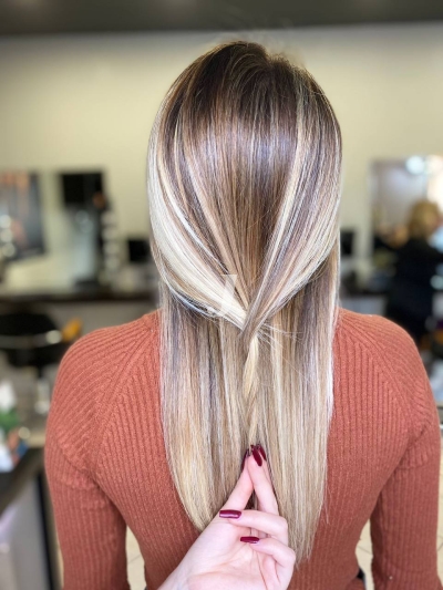 Foto di donna con capelli lunghi biondo chiarissimo perla