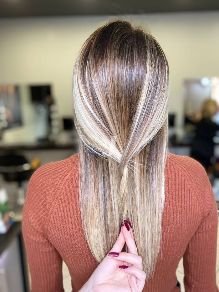 Foto di donna con capelli lunghi biondo chiarissimo perla