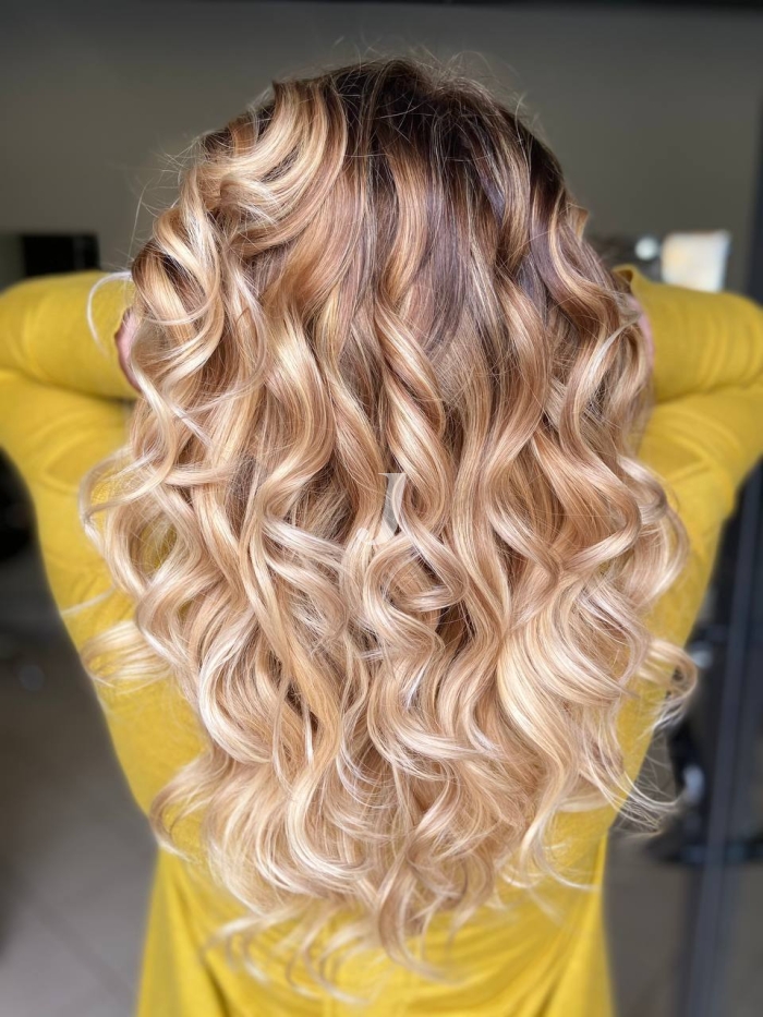 Foto di donna con capelli lunghi biondo chiarissimo perla