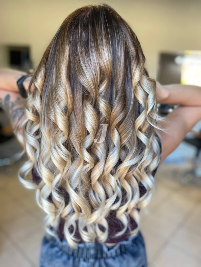 Foto di donna con capelli lunghi biondo chiarissimo perla