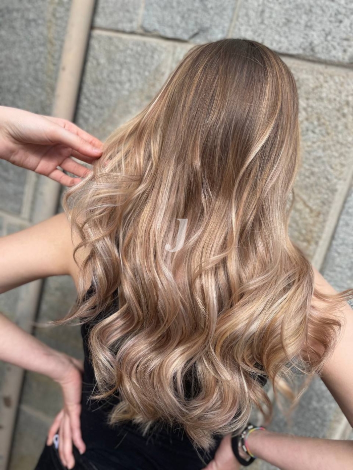 Foto di donna con capelli lunghi biondo chiarissimo perla