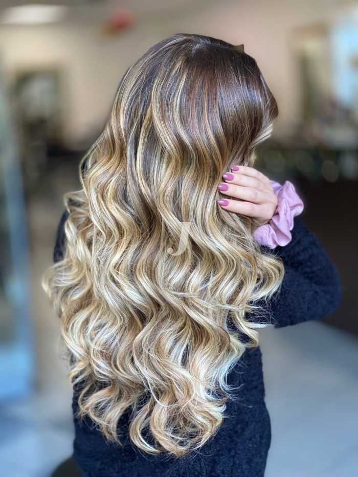 Foto di donna con capelli lunghi biondo chiarissimo perla