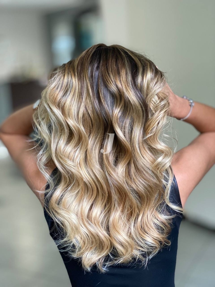 Foto di donna con capelli lunghi biondo chiarissimo perla