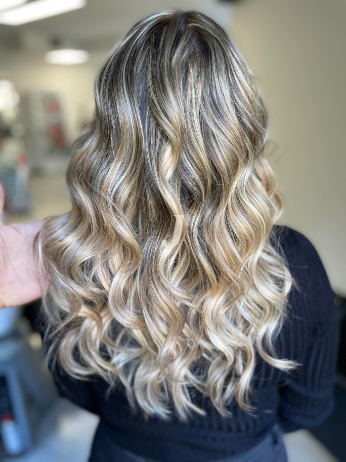 Foto di donna con capelli lunghi biondo chiarissimo perla