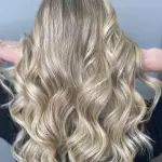 Foto di donna con capelli lunghi biondo chiarissimo perla
