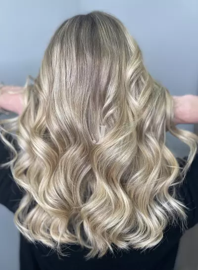 Foto di donna con capelli lunghi biondo chiarissimo perla