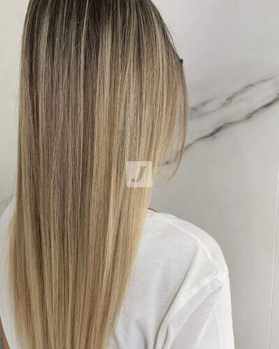 Foto di donna con capelli lunghi biondo chiarissimo perla