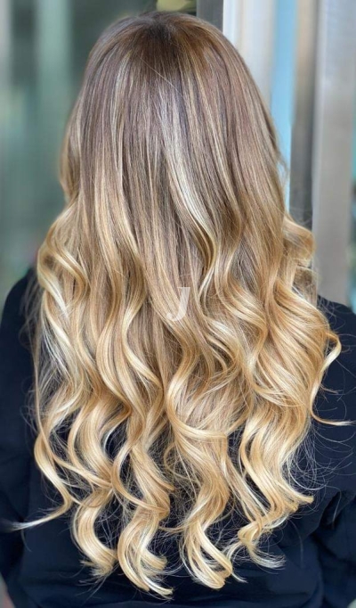 Foto di donna con capelli lunghi biondo chiarissimo perla