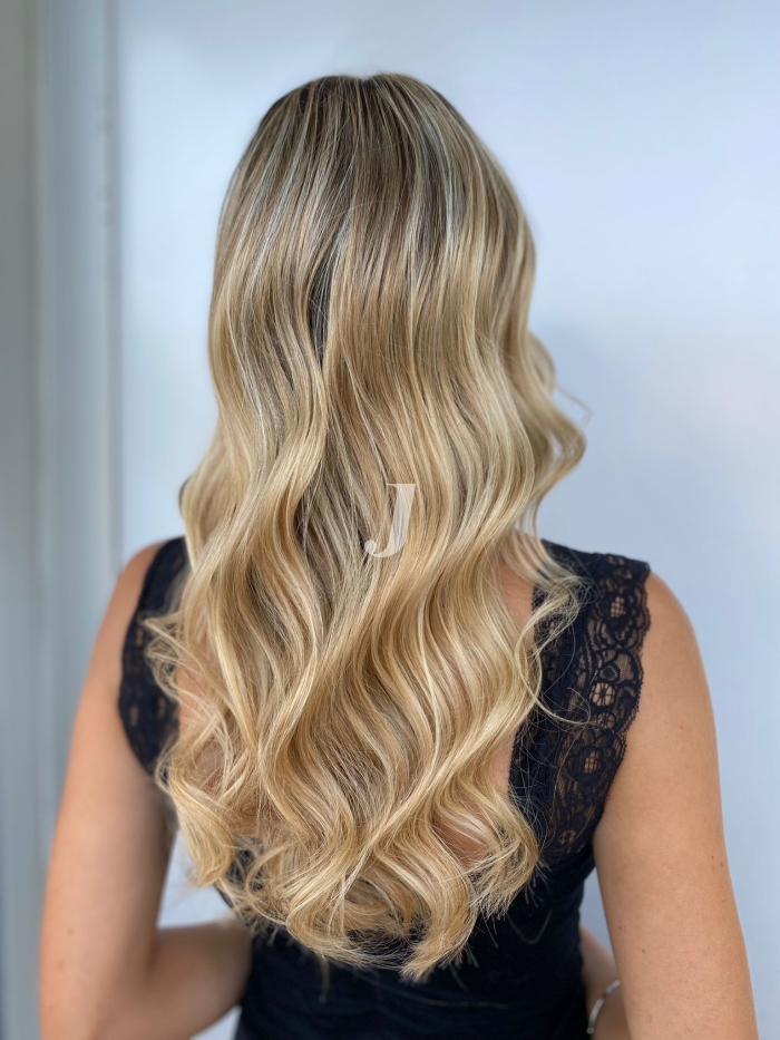 Foto di donna con capelli lunghi biondo chiarissimo perla