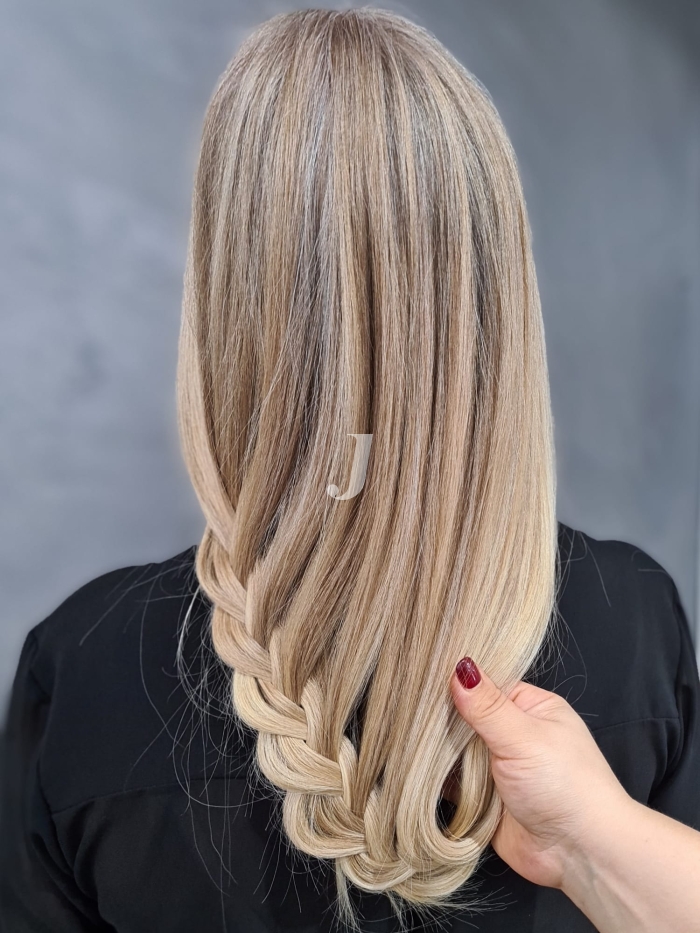 Foto di donna con capelli lunghi biondo chiarissimo perla