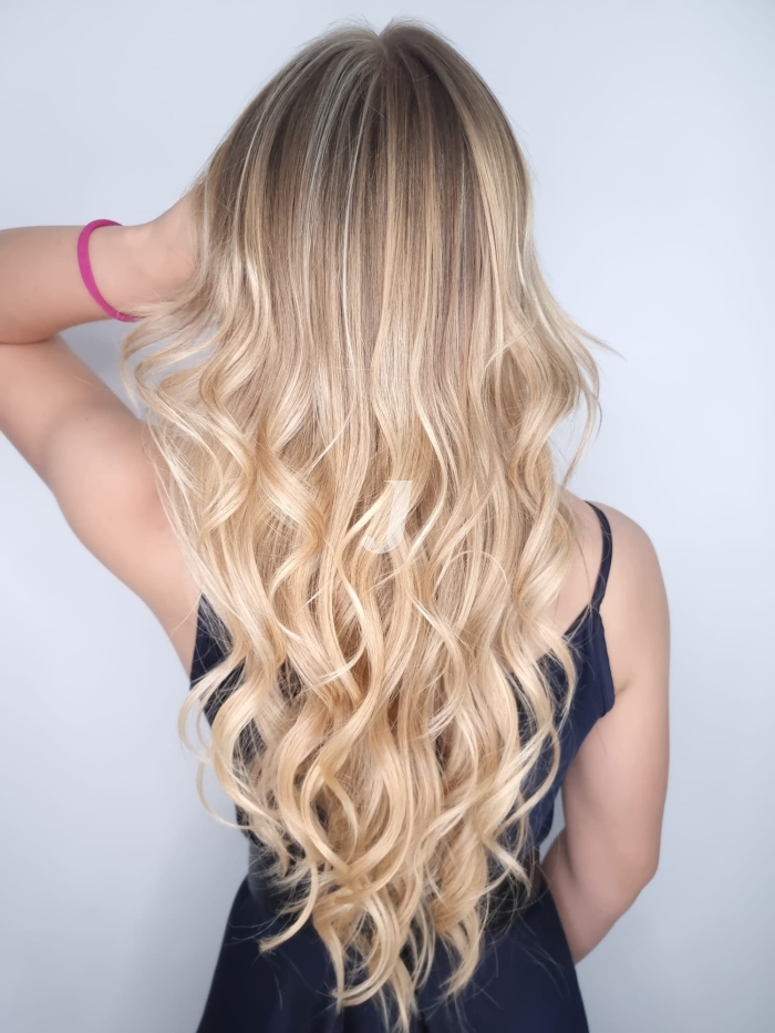 Foto di donna con capelli lunghi biondo chiarissimo perla