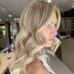 Foto di donna con capelli lunghi biondo chiarissimo perla