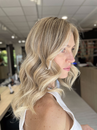 Foto di donna con capelli lunghi biondo chiarissimo perla