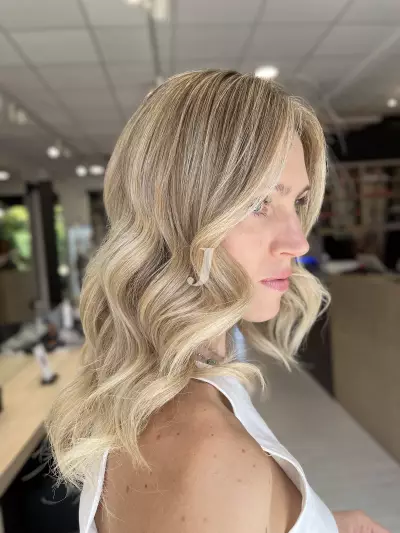 Foto di donna con capelli lunghi biondo chiarissimo perla