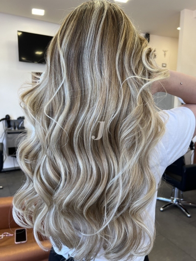 Foto di donna con capelli lunghi biondo chiarissimo perla