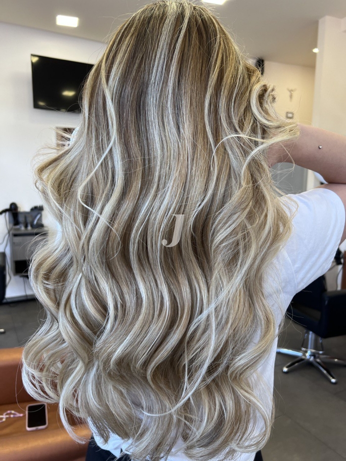 Foto di donna con capelli lunghi biondo chiarissimo perla