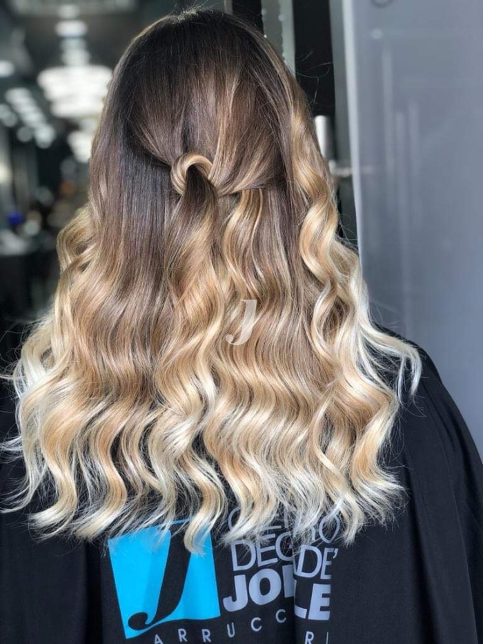 Foto di donna con capelli lunghi biondo chiarissimo perla