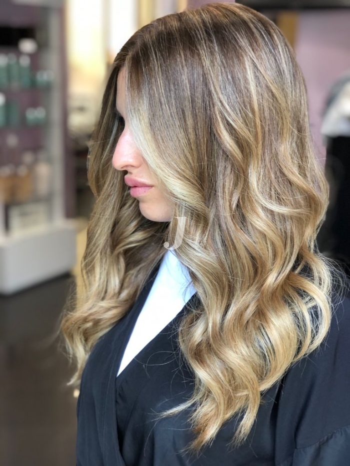 Foto di donna con capelli lunghi biondo chiarissimo perla