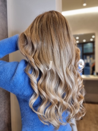 Foto di donna con capelli lunghi biondo chiarissimo perla