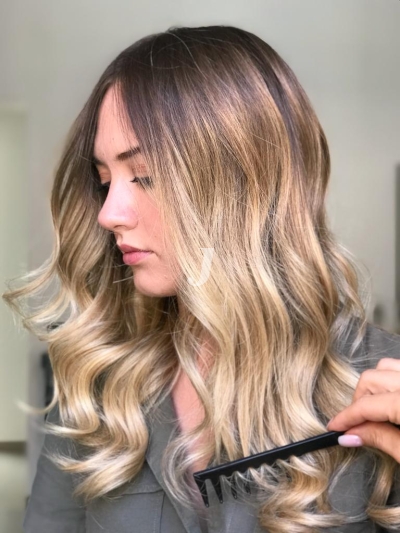 Foto di donna con capelli lunghi biondo chiarissimo perla