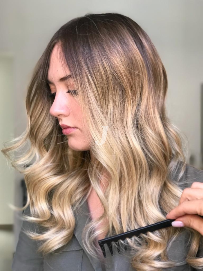 Foto di donna con capelli lunghi biondo chiarissimo perla