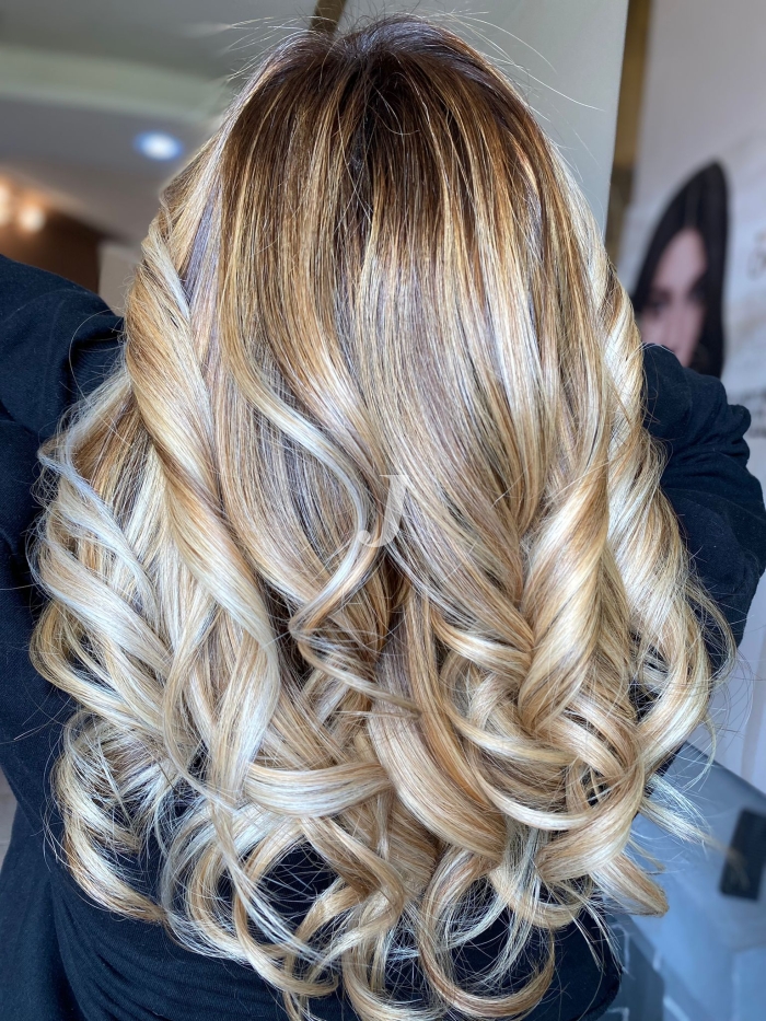 Foto di donna con capelli lunghi biondo chiarissimo perla