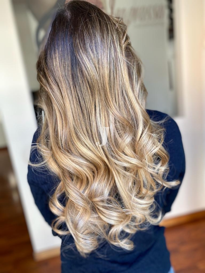 Foto di donna con capelli lunghi biondo chiarissimo perla