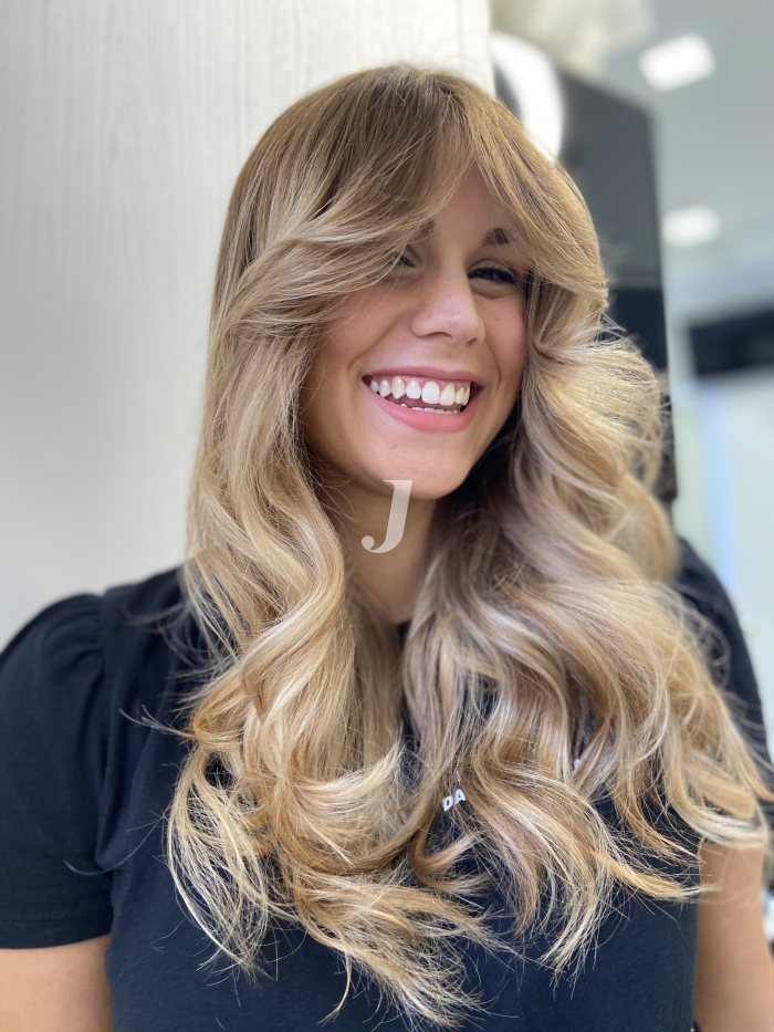 Foto di donna con capelli lunghi biondo chiarissimo perla