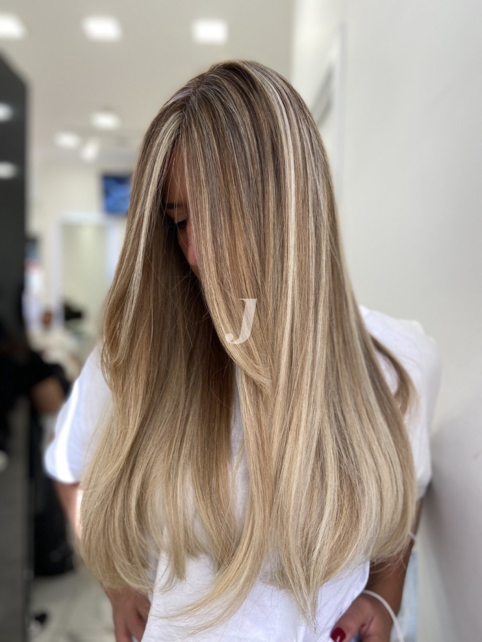 Foto di donna con capelli lunghi biondo chiarissimo perla