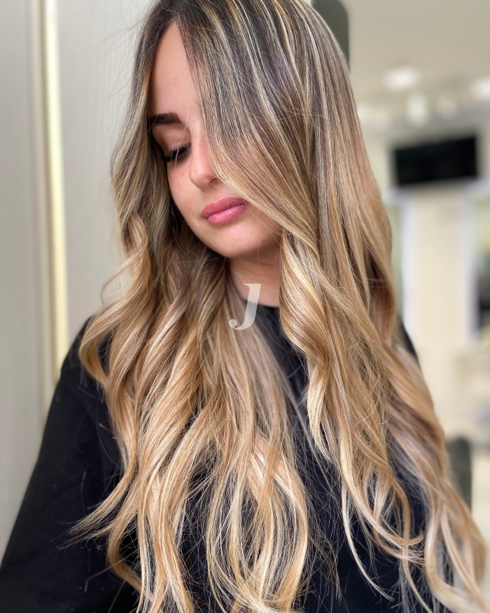 Foto di donna con capelli lunghi biondo chiarissimo perla