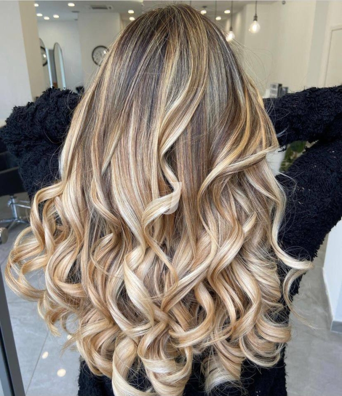 Foto di donna con capelli lunghi biondo chiarissimo perla