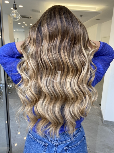 Foto di donna con capelli lunghi biondo chiarissimo perla