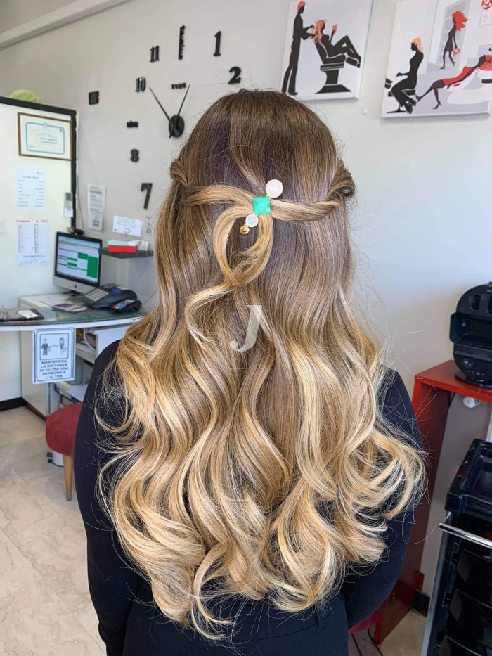 Foto di donna con capelli lunghi biondo chiarissimo perla