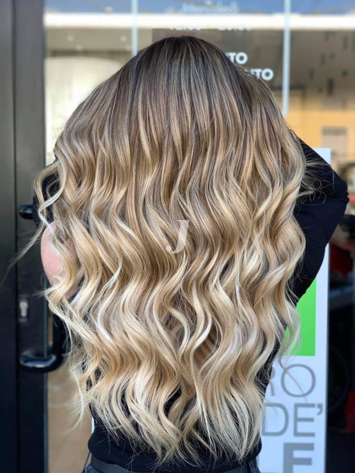 Foto di donna con capelli lunghi biondo chiarissimo perla