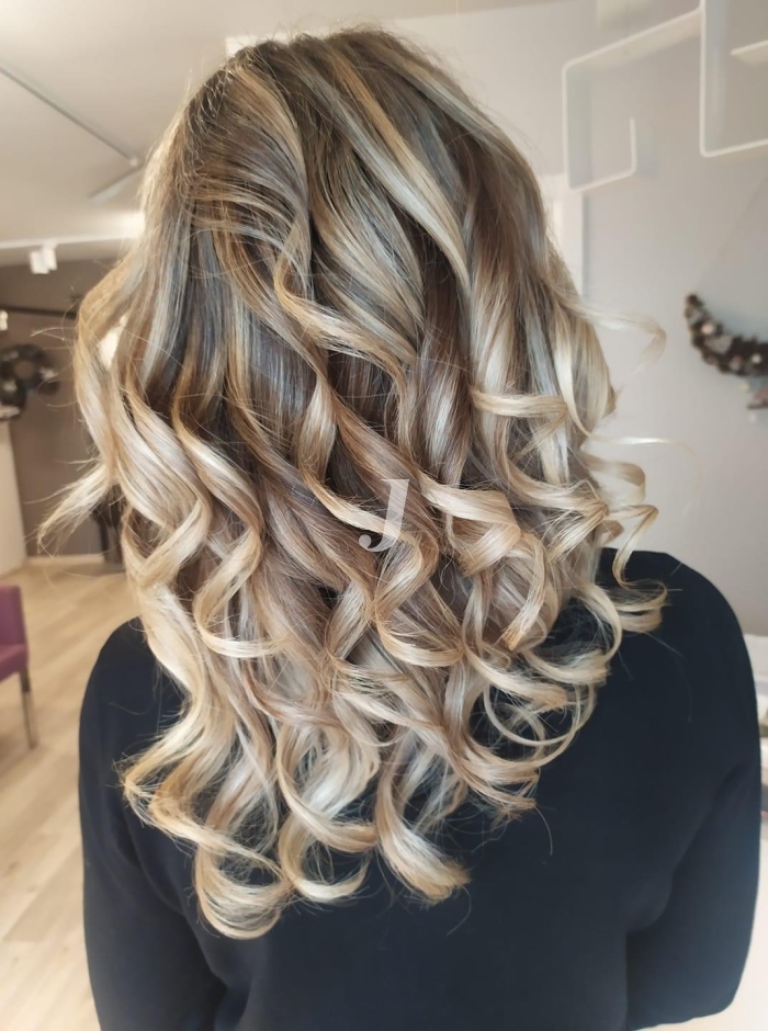 Foto di donna con capelli lunghi biondo chiarissimo perla