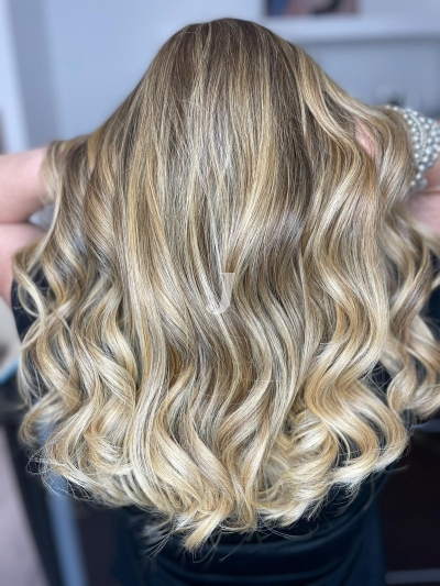 Foto di donna con capelli lunghi biondo chiarissimo perla