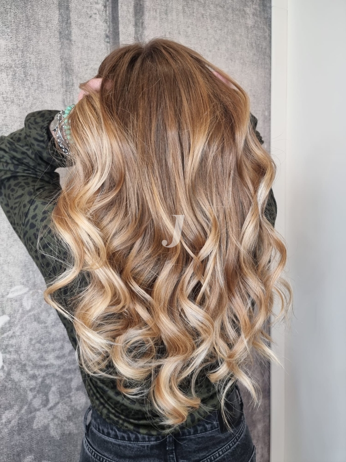 Foto di donna con capelli lunghi biondo chiarissimo perla