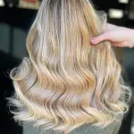 Foto di donna con capelli lunghi biondo chiarissimo perla
