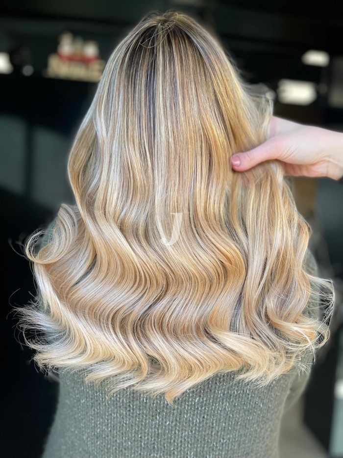 Foto di donna con capelli lunghi biondo chiarissimo perla