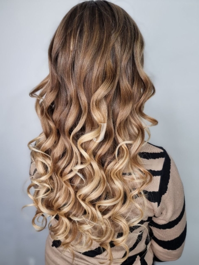 Foto di donna con capelli lunghi biondo chiarissimo perla
