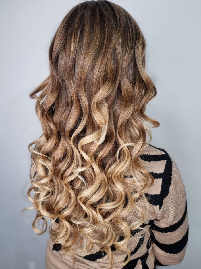 Foto di donna con capelli lunghi biondo chiarissimo perla