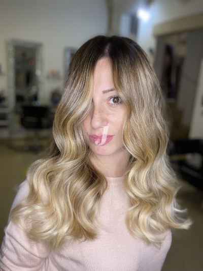 Foto di donna con capelli lunghi biondo chiarissimo perla