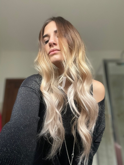 Foto di donna con capelli lunghi biondo chiarissimo perla