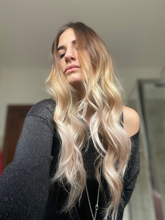 Foto di donna con capelli lunghi biondo chiarissimo perla