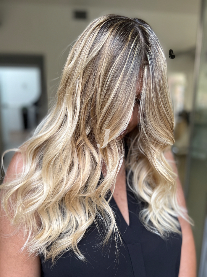 Foto di donna con capelli lunghi biondo chiarissimo perla