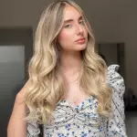 Foto di donna con capelli lunghi biondo chiarissimo perla