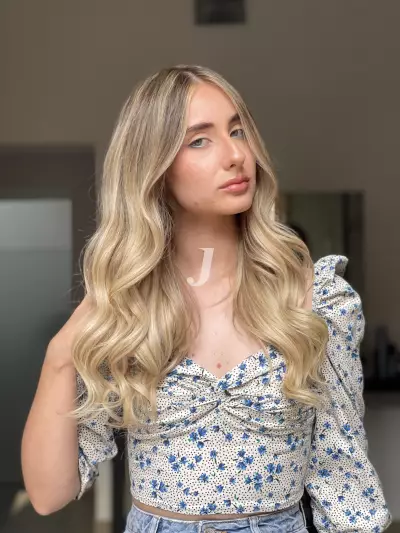 Foto di donna con capelli lunghi biondo chiarissimo perla